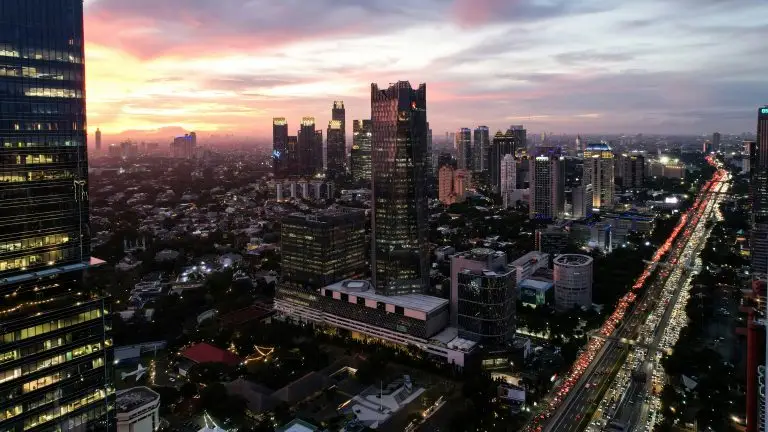 Jakarta-Skyline bei Nacht — Symbol für Indonesiens wachsende Wirtschaft
