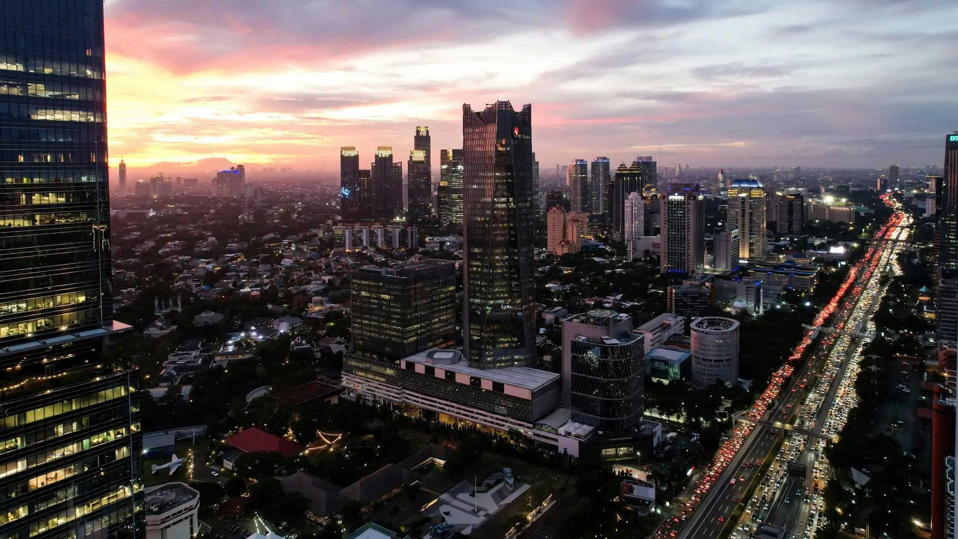 Jakarta-Skyline bei Nacht — Symbol für Indonesiens wachsende Wirtschaft