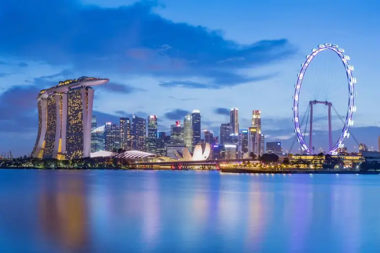 Marina Bay in Singapur bei Dämmerung — Symbol für den Finanz- und Handelsplatz Singapur