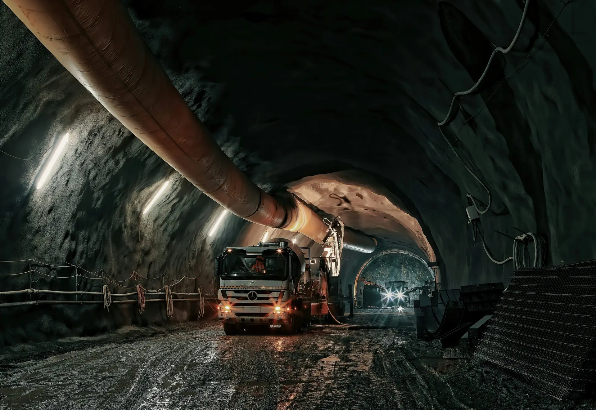 Tagebau-Mine aus der Luft — Symbol für Zijin Minings globales Gold- und Kupfergeschäft